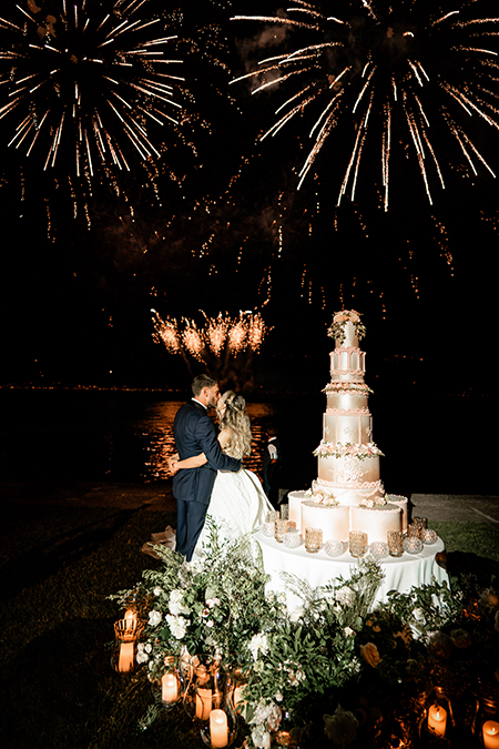 In questa foto di Francesco Frippa una coppia di sposi con la torta