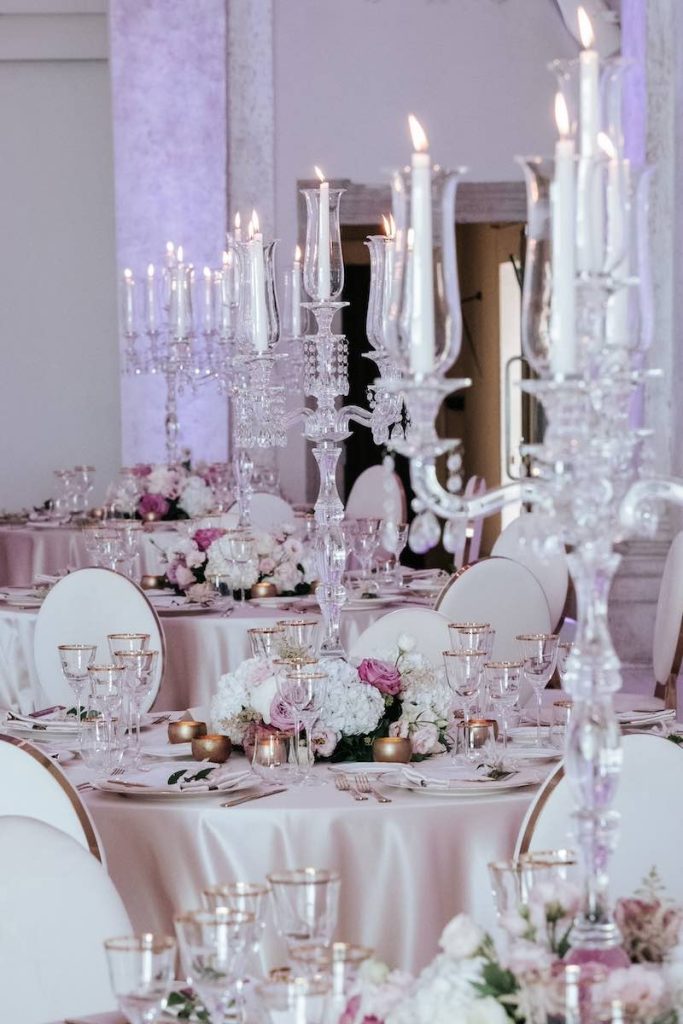 In questa foto un allestimento di nozze romantico firmato dalla Wedding Planner Nives Malvestiti nei torni del rosa e dell'oro