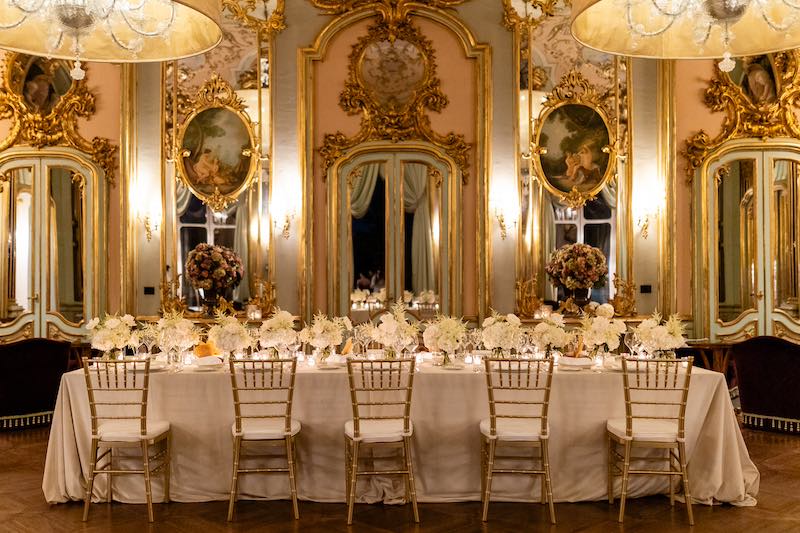 In questa foto un tavolo di nozze di forma rettangolare allestito in un antico palazzo nobiliare 