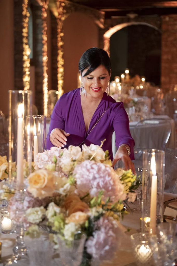 In questa foto la Wedding Planner Nives Malvestiti mentre sistema la mise en place di un matrimonio 