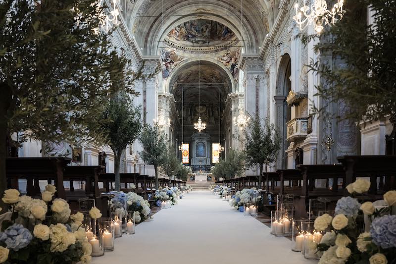 In questa foto una chiesa per matrimonio allestita da Nives Malvestiti con fiori di colore bianco e azzurro