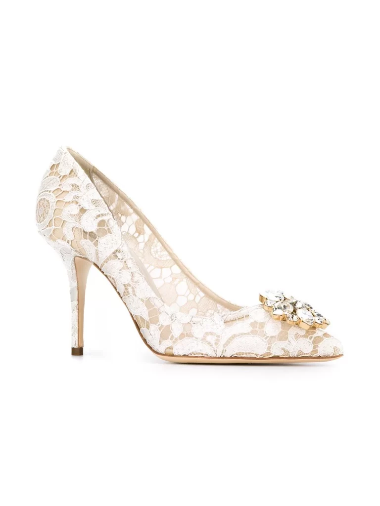 In questa foto scarpe bianche sposa di pizzo