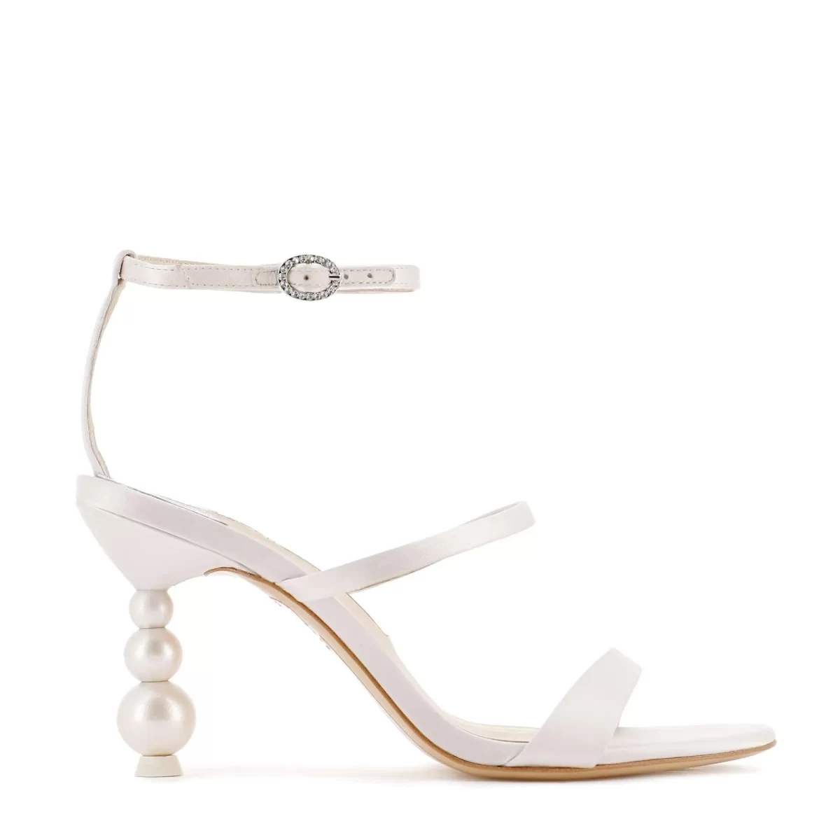 In questa foto scarpe bianche sposa 