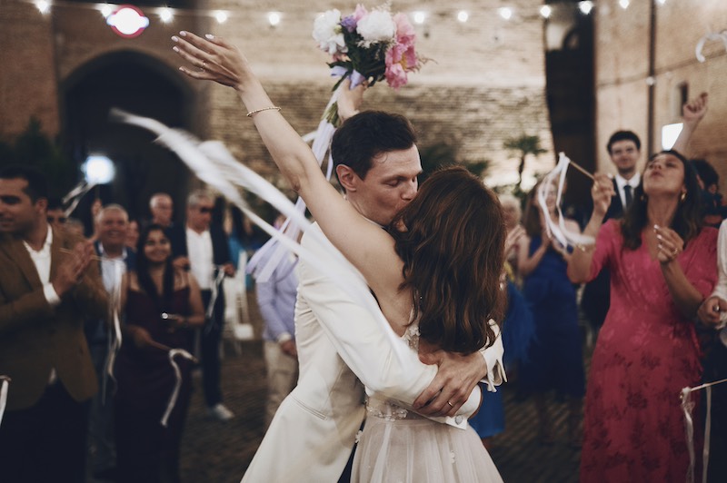 In questa foto di Serena Libutti due sposi ballano e si abbracciano durante il loro party di nozze