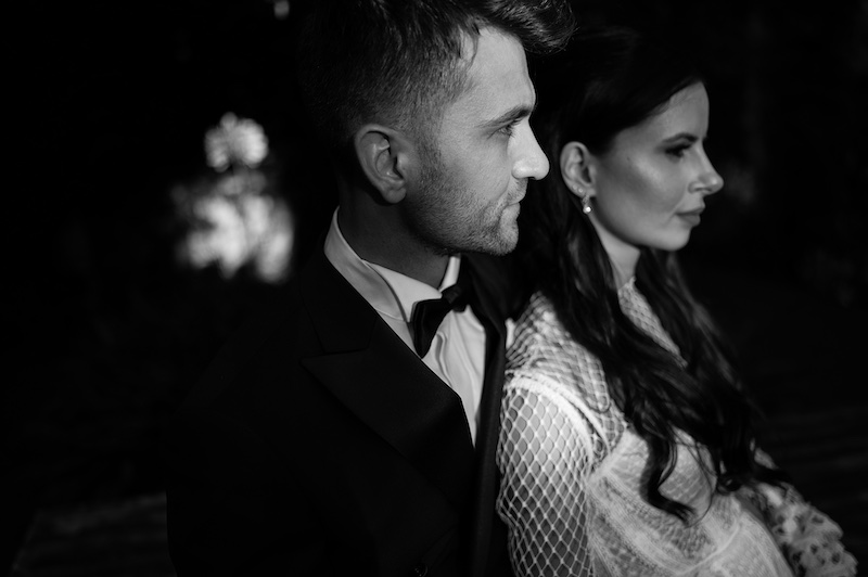 In questa foto in bianco e nero due sposi abbracciati