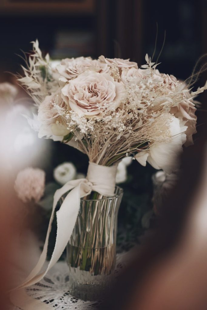 In questa foto di Serena Libutti un bouquet da sposa da sposa con rose di colore rosa tenue e gypsophila