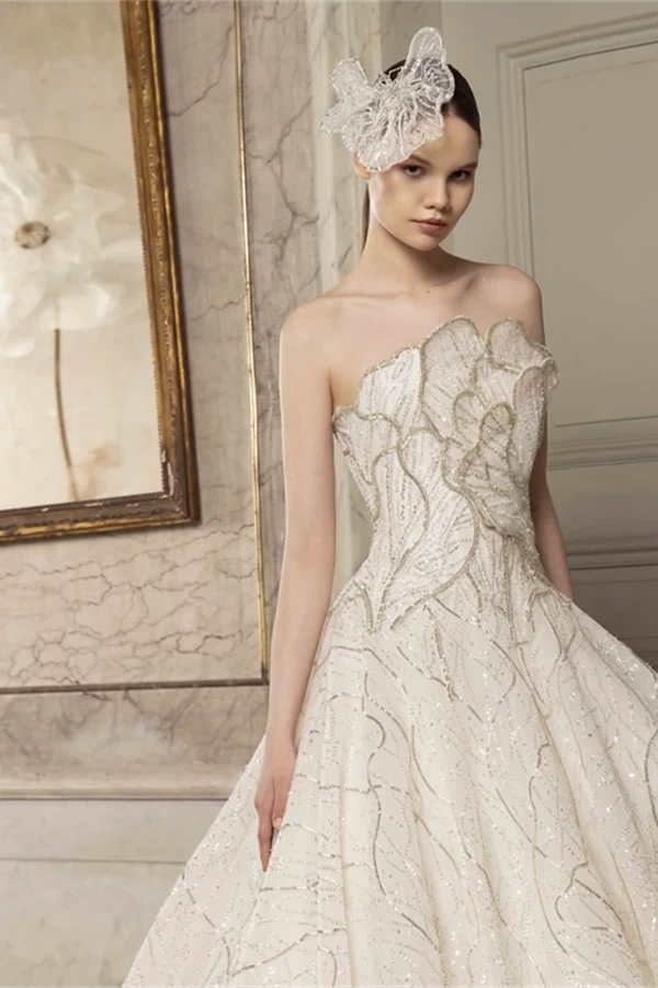 In questa foto la modella indossa un abito da sposa tony ward spring collection 2024 