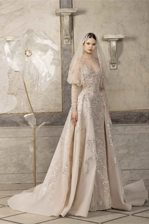 In questa foto la modella indossa un abito da sposa tony ward spring collection 2024 