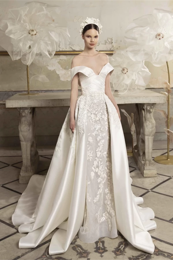 In questa foto la modella indossa un abito da sposa tony ward spring collection 2024 con ricami