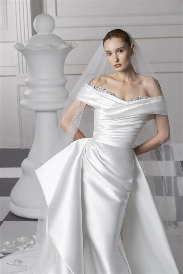 In questa foto la modella indossa un abito da sposa tony ward 2024 con corsetto di mikado
