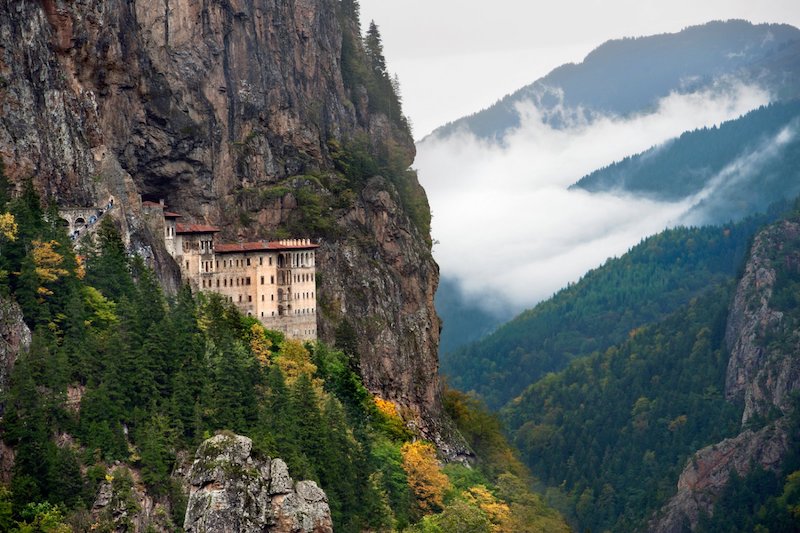 In questa foto il Monastero di Sumela, che si trova sul vertiginoso fianco di una montagna a 1.300 metri d’altezza, in Turchia