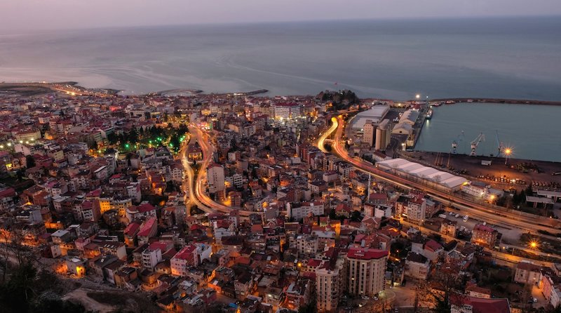 In questa foto una veduta aerea all'imbrunire di Istanbul, in Turchia. Si tratta di una meta perfetta per un viaggio di nozze originale ed insolito