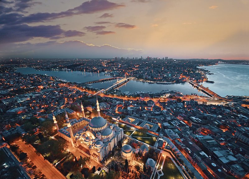 In questa foto una veduta aerea, scattata al tramonto, di Istanbul, in Turchia. Il paese è la perfetta meta per un viaggio di nozze originale