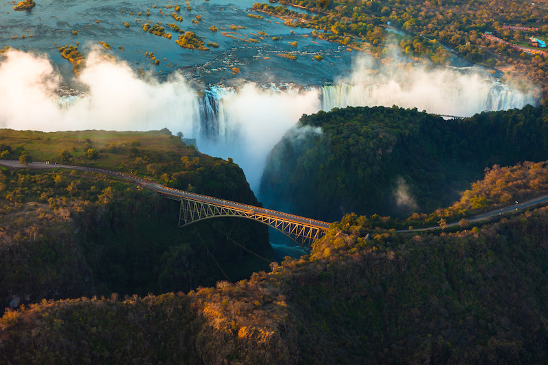 In questa foto una veduta del ponte di ferro sulle Cascate Vittoria, in Zimbabwe, visto dal Victoria Falls Hotel 