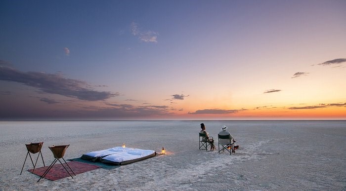 In questa foto una coppia prossima a pernottare in un'area desertica del Botswana che, insieme allo Zimbabwe, è una meta per viaggi di nozze originali e insoliti