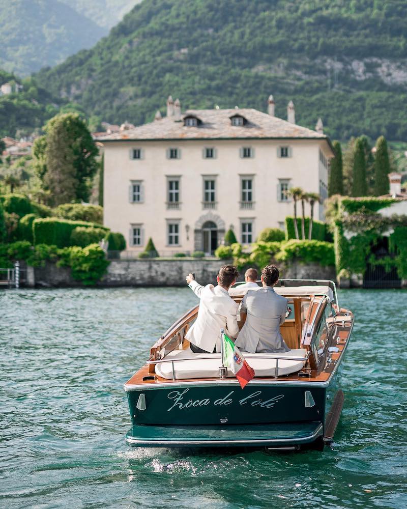 In questa foto uno sposo arriva dalle acque del Lago di Como per fare il suo ingresso a Villa Balbiano
