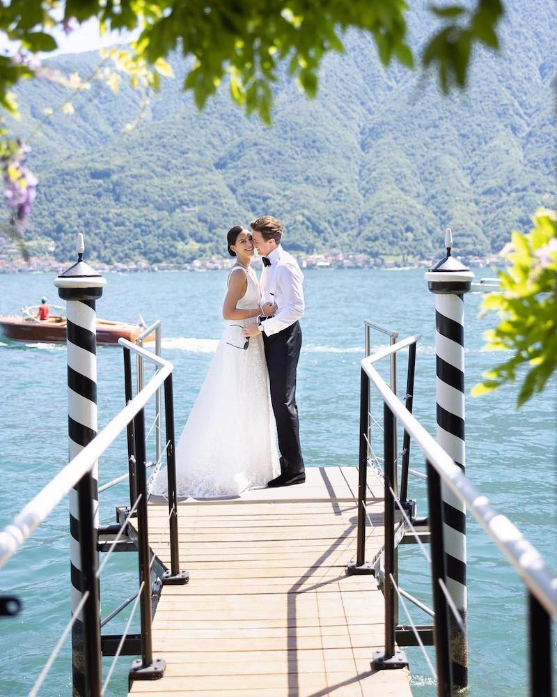 In questa foto due sposi sul molo privato di Villa Balbiano, Destination Wedding Venue sul Lago di Como e tra le più amate e conosciute in Italia