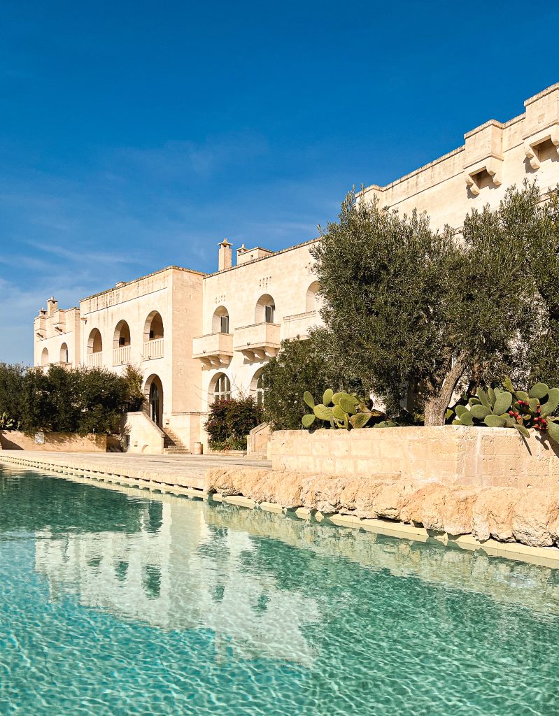 In questa foto una veduta di Borgo Egnazia e della sua piscina: la location pugliese, amatissima dai vip, è tra le più conosciute e glamour Destination Wedding Venues in Italia