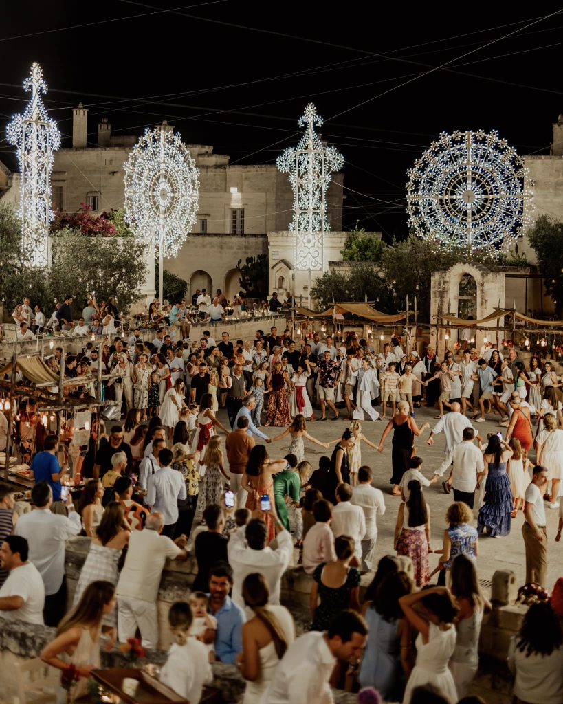 In questa foto un momento folkloristico e di festa nella piazza di Borgo Egnazia, in Puglia