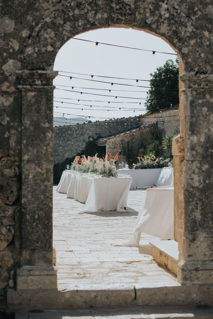 In questa foto uno scorcio della corte interna di Dimora delle Balze, in Sicilia, pronta per ospitare un ricevimento di nozze