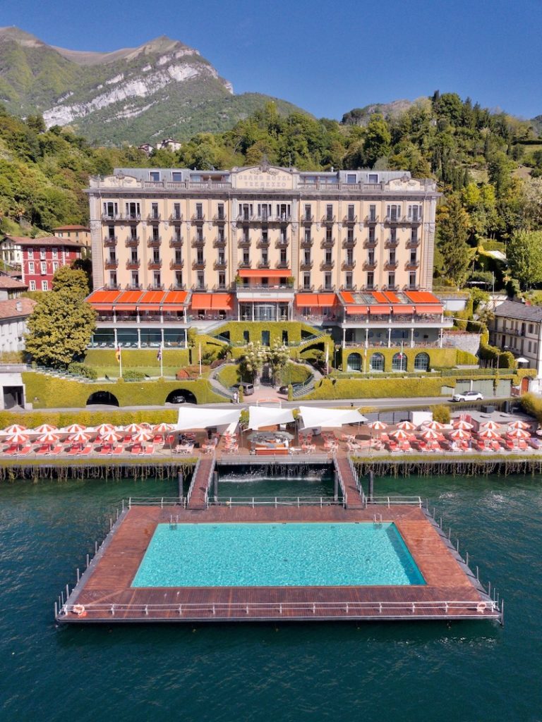 In questa foto, la celebre facciata del Grand Hotel Tremezzo, sul Lago di Como. Si tratta di una delle strutture alberghiere più amate e scelte dagli stranieri per i propri Destinatio Wedding in Italia