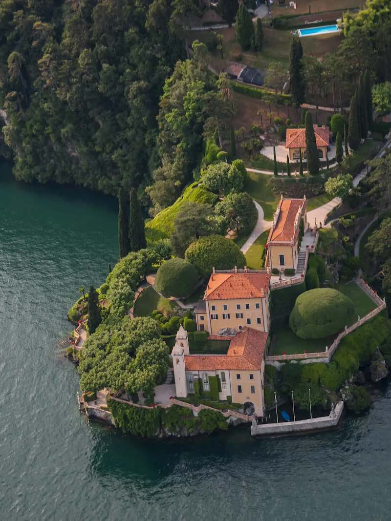 In questa foto una veduta area di Villa Sola Cabiati, Luxury Destination Wedding Venue sul Lago di Como 