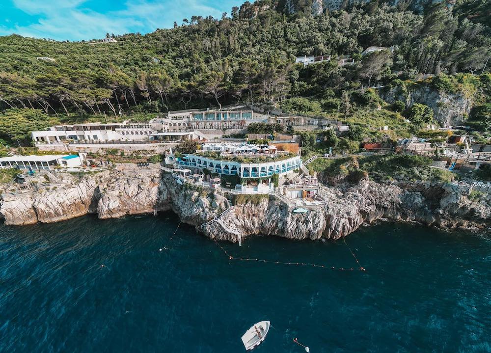 In questa foto una veduta aerea dal mare del Riccio di Anacapri: il ristorante è tra Destination Wedding Venues italiane più gettonate