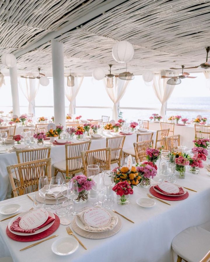 In questa foto la terrazza sul mare del ristorante Il Riccio, di Anacapri, addobbata per un ricevimento di nozze