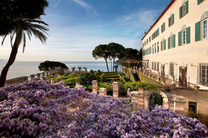 In questa foto una veduta dei giardini e dei glicini de La Cervara, Destination Wedding Venue in Italia che si affaccia sullo splendido mare di Portofino, in Liguria