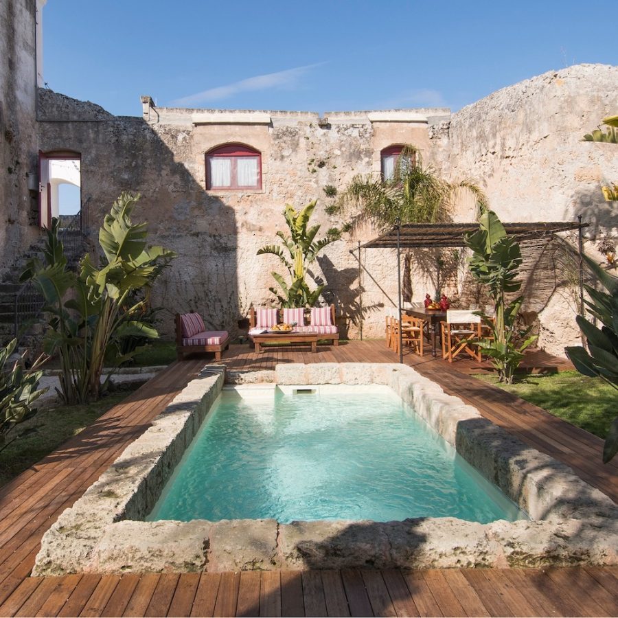 In questa foto una delle piscine private delle stanze di Masseria Torre Coccaro, struttura ricettiva luxury a 5 stelle