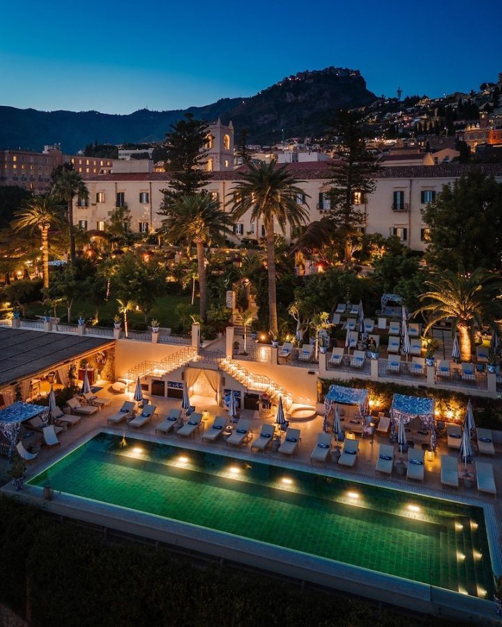 In questa foto il San Domenico Palace di Taormina ripreso dal mare, durante le ore serali