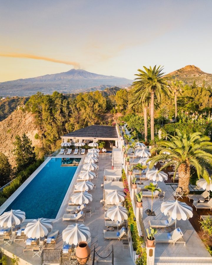 In questa foto una panoramica della piscina del San Domenico Palace di Taormina, hotel del gruppo Belmond che è tra le 25 imperdibili Destination Wedding Venues in Italia 