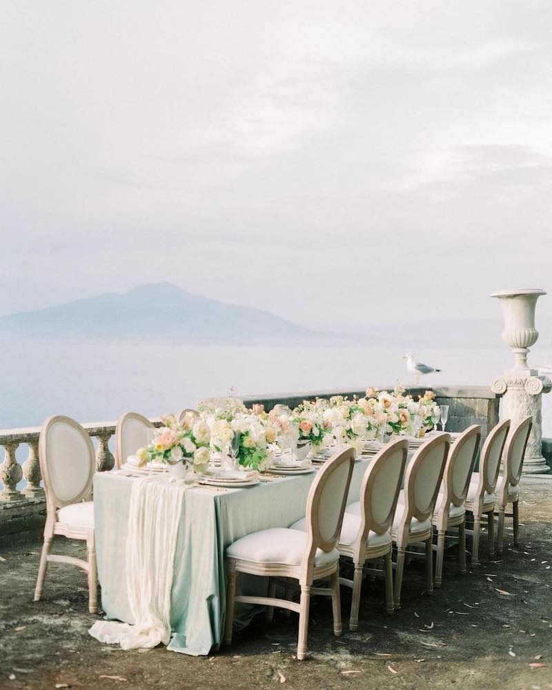 In questa foto un tavolo imperiale allestito per un matrimonio sulla terrazza di Villa Astor