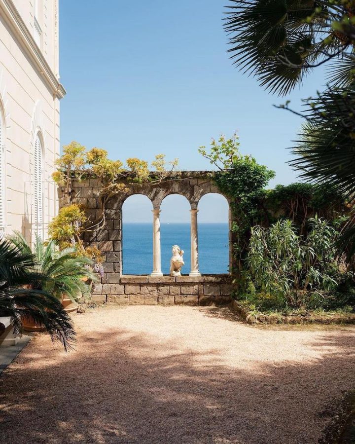 In questa foto uno scorcio del giardino di Villa Astor, affacciato direttamente sul mare della costiera amalfitana