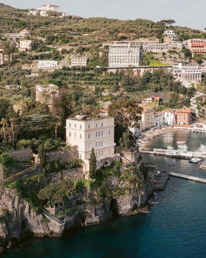 In questa foto una veduta dall'alto della facciata di Villa Astor che, con i suoi giardini, è a strapiombo sul mare di Sorrento. La location è tra le più belle e lussuose Destination Wedding Venues in Italia