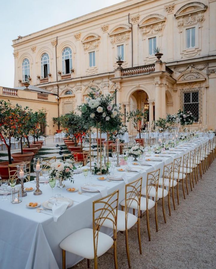 In questa foto la corte di Villa Aurelia, a Roma, allestita con lunghi tavoli imperiali per un ricevimento di nozze. La location sul Gianicolo è tra le 25 top Destination Wedding Venues in Italia