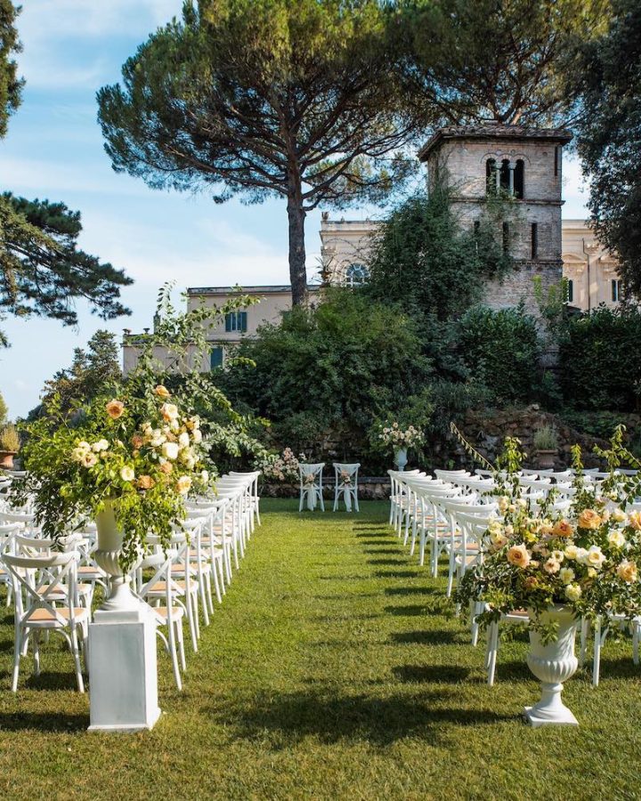In questa foto l'allestimento per un matrimonio con rito civile all'aperto nei giardini di villa Aurelia, luxury wedding location a Roma