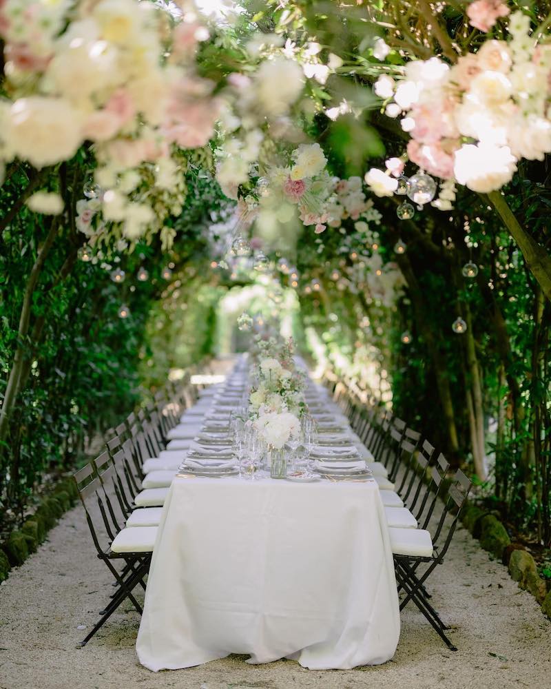In questa foto un lungo tavolo imperiale, allestito per un matrimonio, nei giardini di Villa Aurelia, a Roma