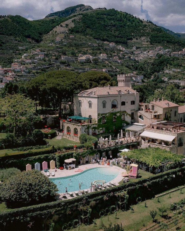 In questa foto una veduta aerea totale di Villa Cimbrone, hotel di charme sulla Costiera Amalfitana 