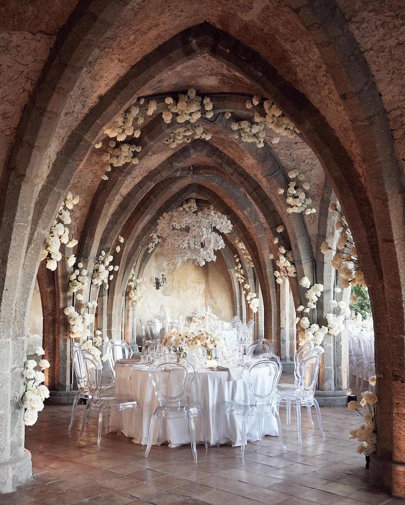 In questa foto la celebre cripta di Villa Cimbrone, a Ravello, tra le Destination Wedding Venues in Italia più scelte dalle coppie straniere