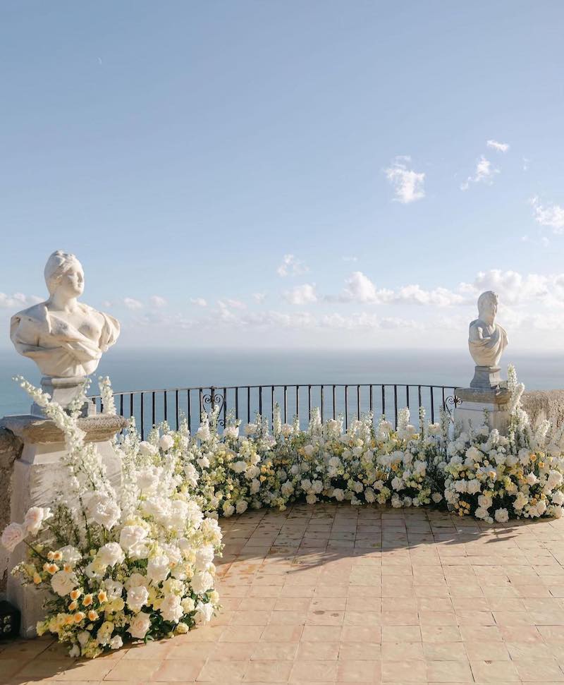 In questa foto la Terrazza dell'Infinito di Villa Cimbrone, in costiera amalfitana, allestita con una moltitudine di fiori bianchi per un matrimonio