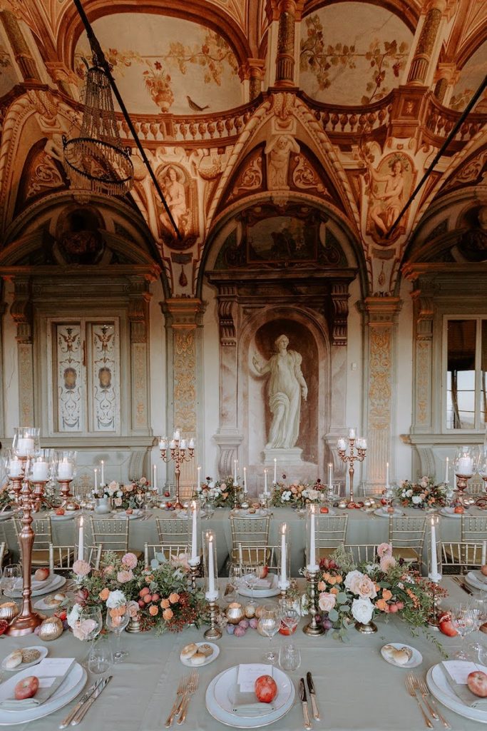 In questa foto uno dei saloni affrescati di Villa Corsini, a Firenze, allestito con lunghi tavoli imperiali addobbati per ospitare un ricevimento di nozze