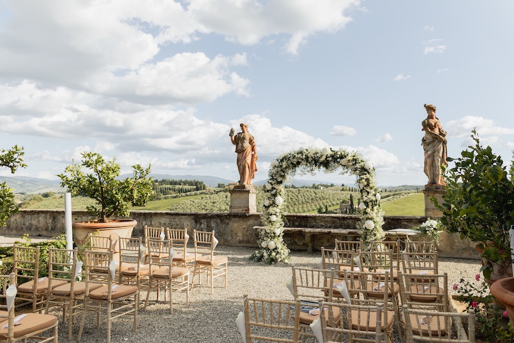 In questa foto il giardino all'italiana di Villa Corsini a Mezzomonte, in Toscana, allestito per la celebrazione di un matrimonio con rito civile. La location, alle porte di Firenze, è tra le più amate Destination Wedding Venues in Italia
