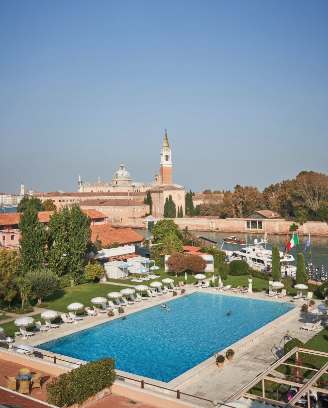 In questa foto la piscina privata, affacciata sui canali di Venezia, del Belmond Hotel Cipriani: la struttura di lusso è tra le 25 imperdibili Destination Wedding Venues in Italia