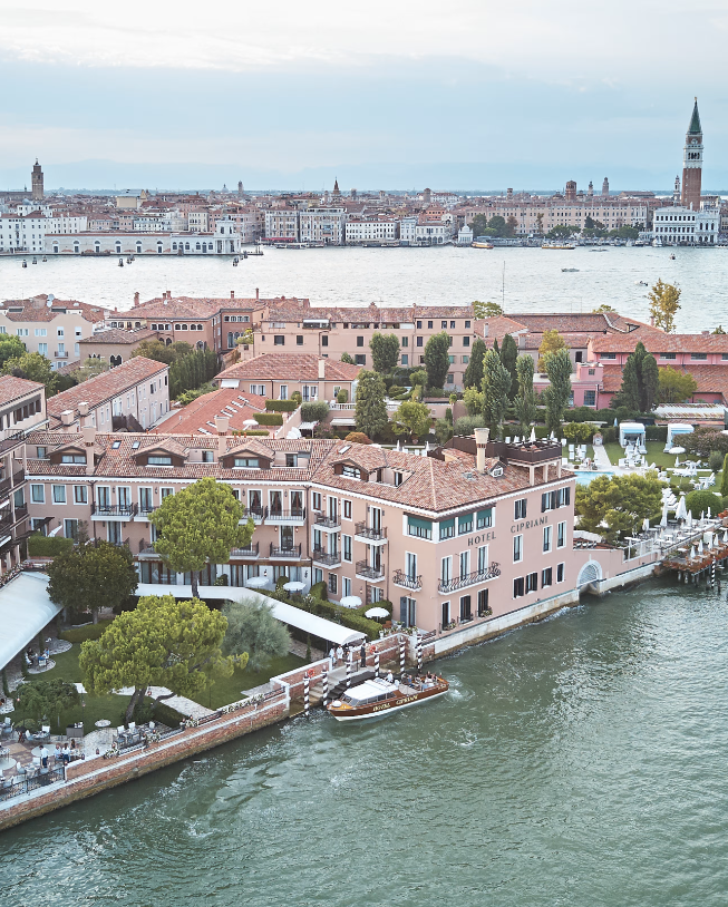 In questa foto una veduta dall'alto dell'ingresso e del molo privato del Belmond Hotel Cipriani di Venezia