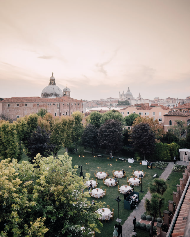 In questa foto una veduta aerea dei giardini interni privati del Belmond Hotel Cipriani, a Venezia