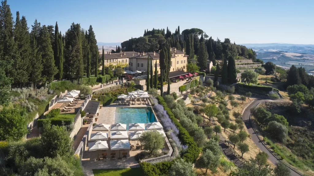 In questa foto una veduta aerea totale di Rosewood Castiglion di Bosco in Toscana, Destination Wedding Venue in Italia tra le più amate in assoluto