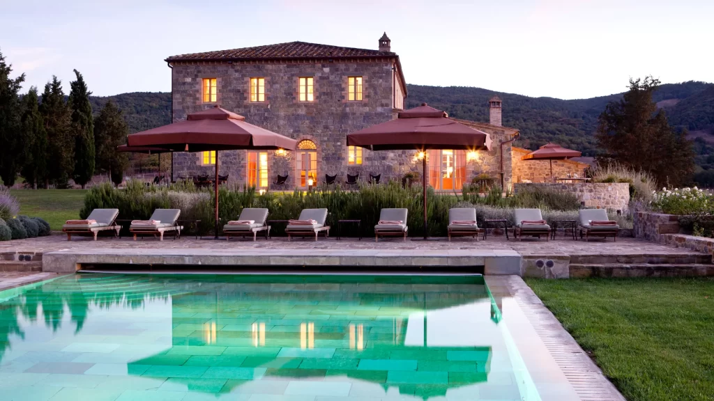 In questa foto la splendida piscina del Rosewood Castiglion di Bosco, immersa nei giardini della luxury location in Toscana