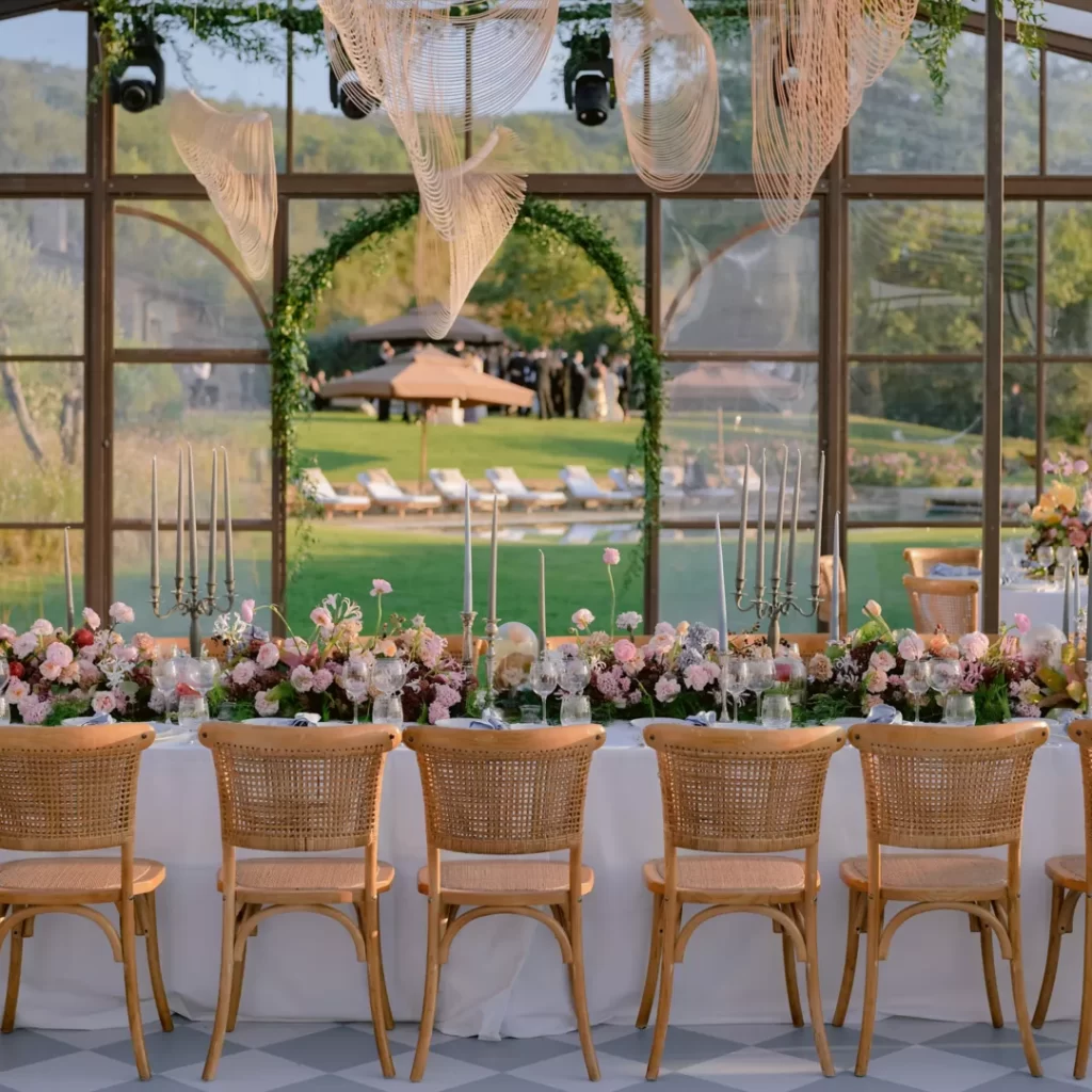 In questa foto la serra del Rosewood Castiglion di Bosco ospita un ricevimento di nozze