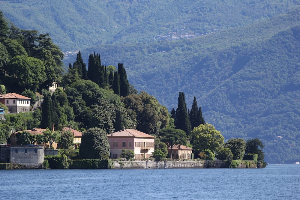 In questa foto una veduta panoramica, dalle sponde del lago di Como, di Villa Pizzo, che è tra le più amate 25 Destination Wedding Venues in Italia
